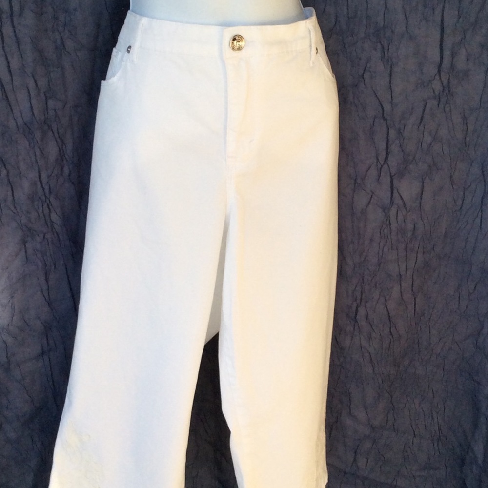 NWT Gloria Vanderbilt Capris.